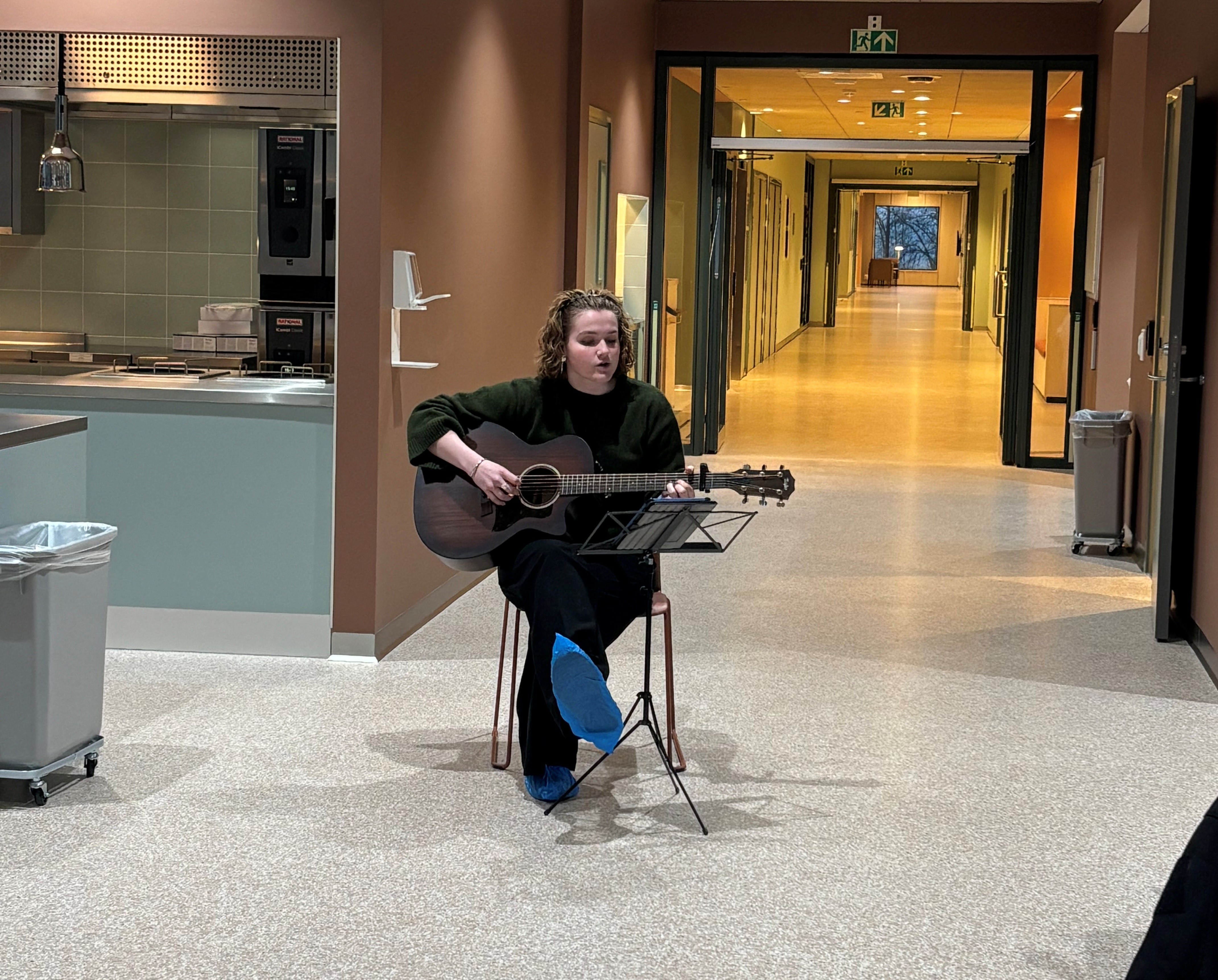 En person som spiller gitar