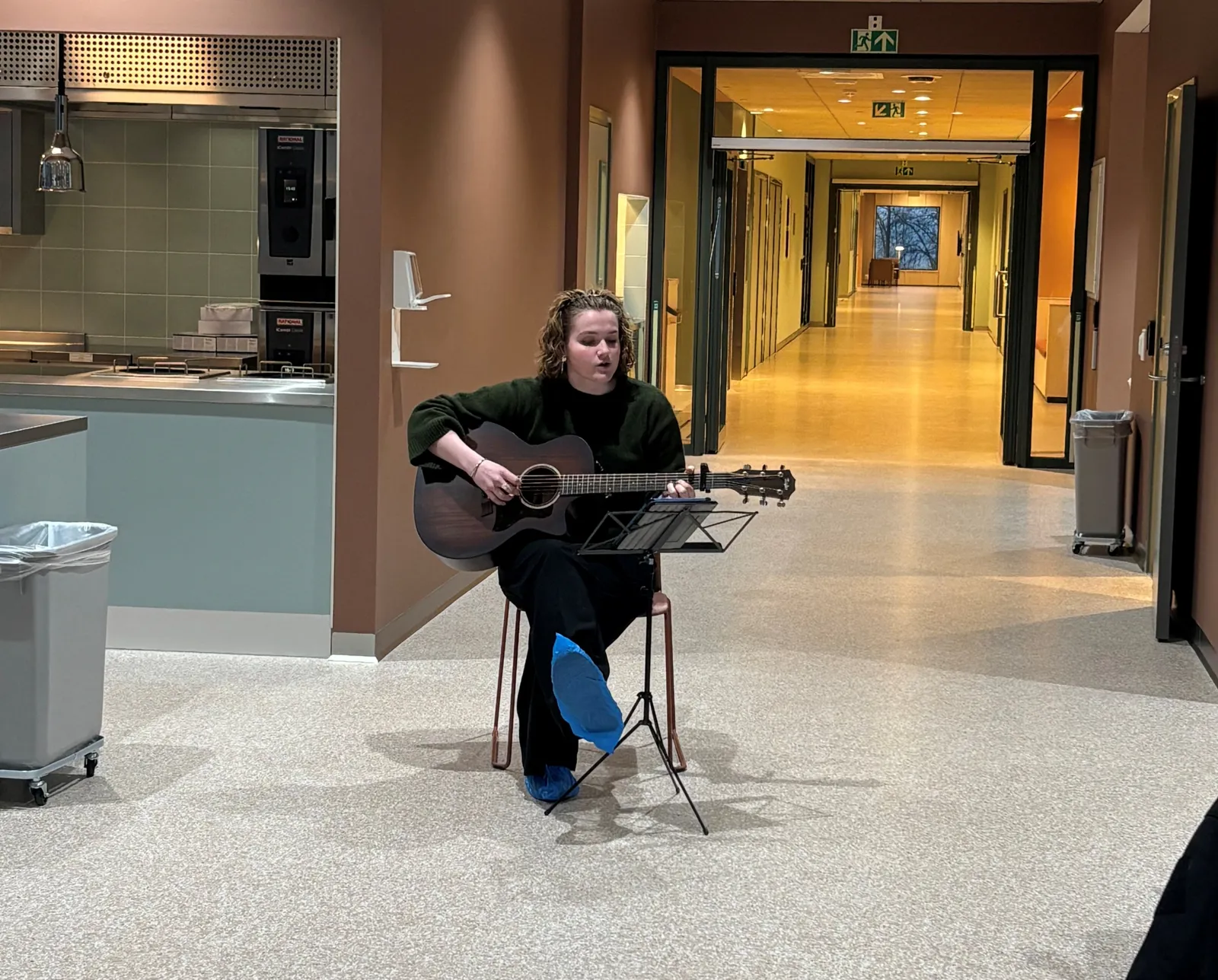 En person som spiller gitar