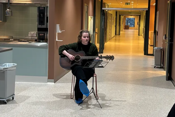 En person som spiller gitar