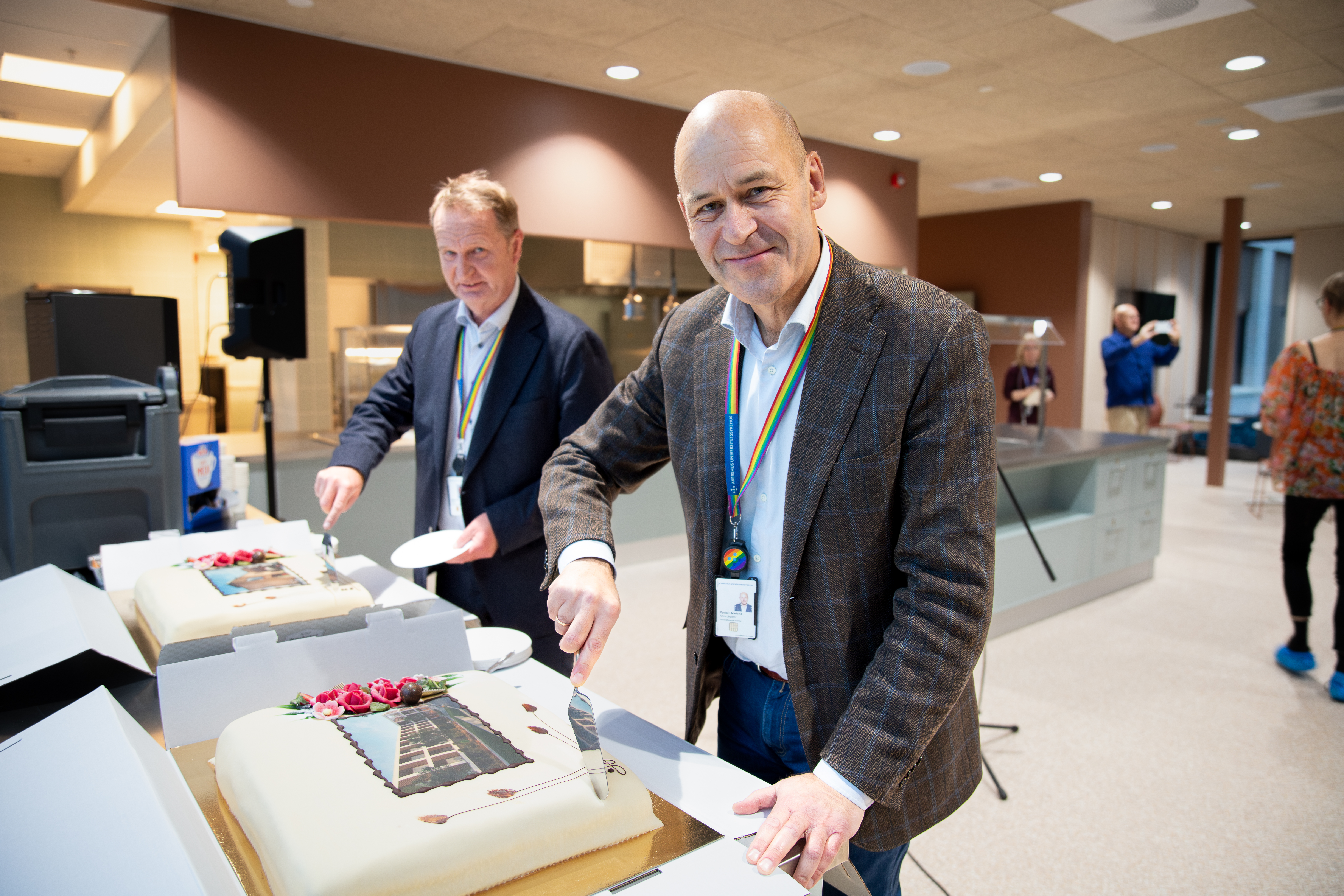 to menn kutter hver sin store marsipankake