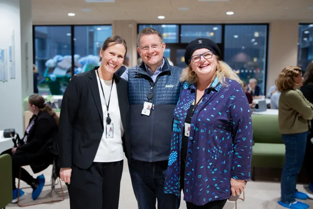 tre mennesker ser mot kamera