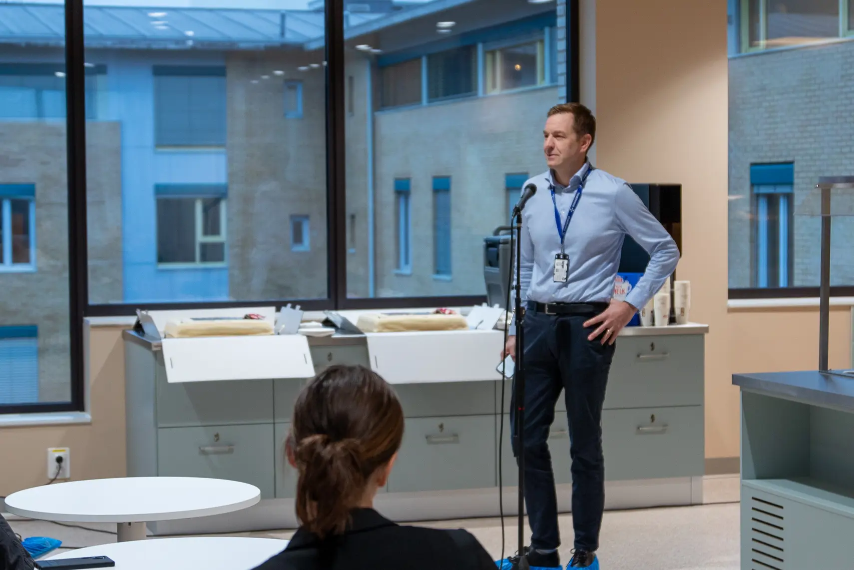 En mann som står foran en mikrofon foran en kvinne