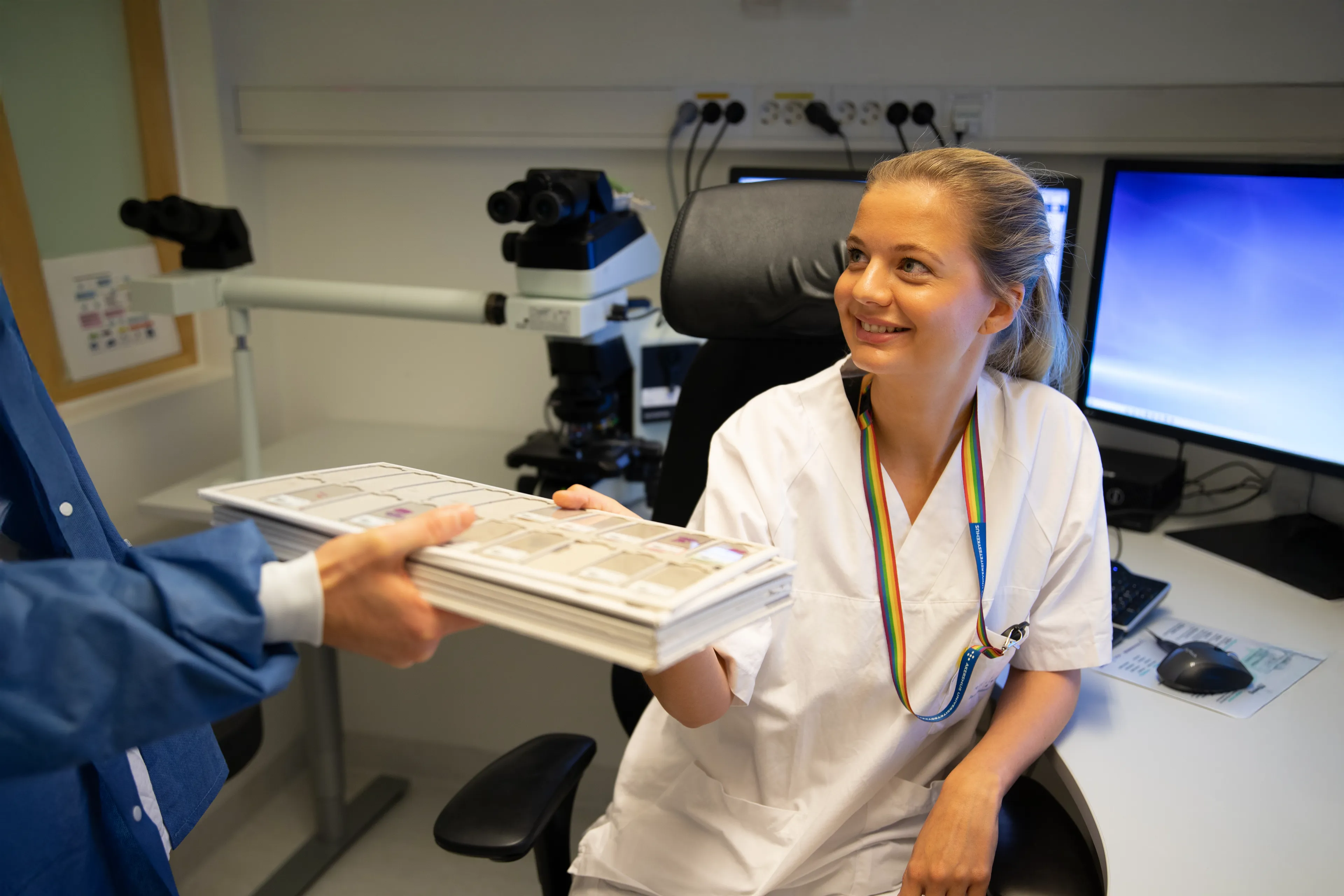 Patolog tar imot vevsprøver