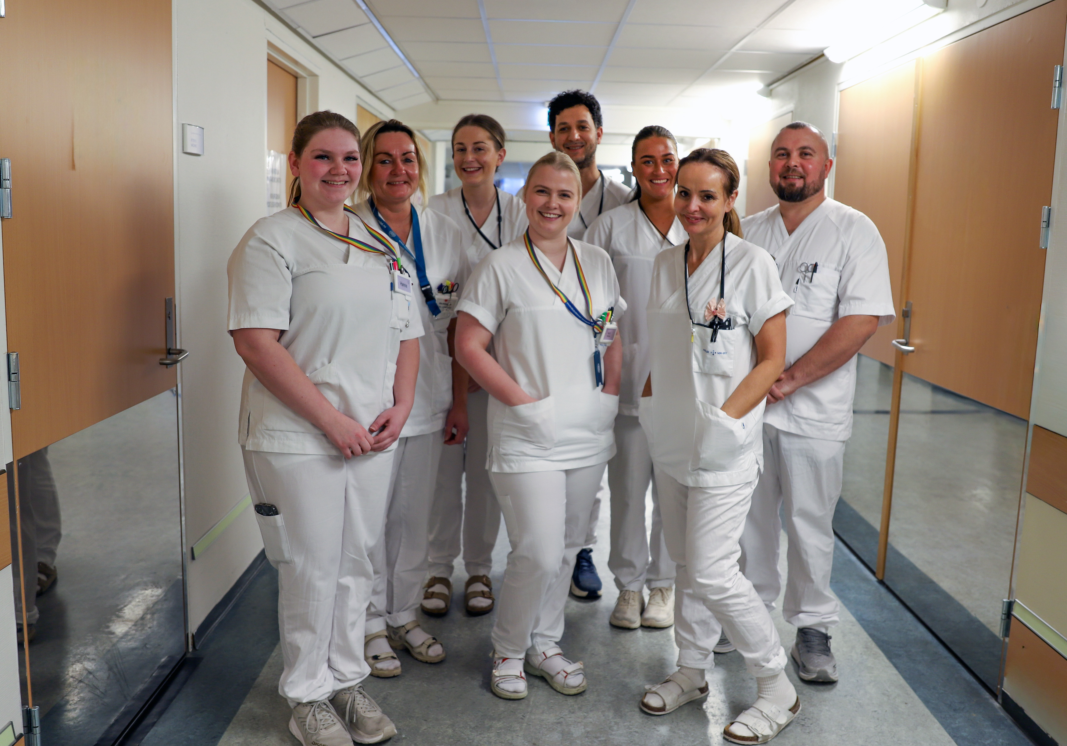 En gruppe mennesker i hvitt sykehustøy