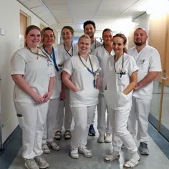 En gruppe mennesker i hvitt sykehustøy