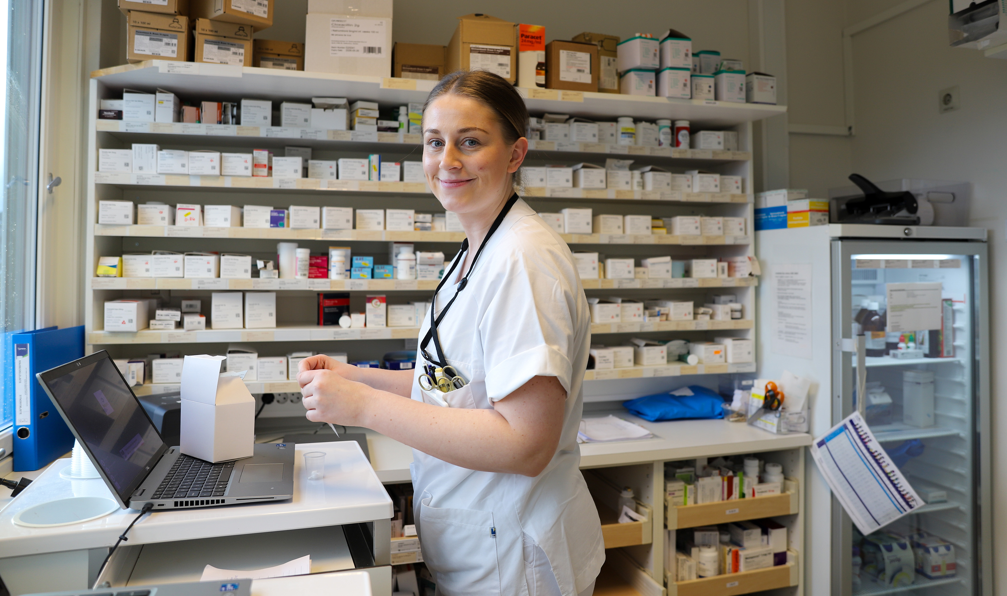 sykepleier på medisinrom