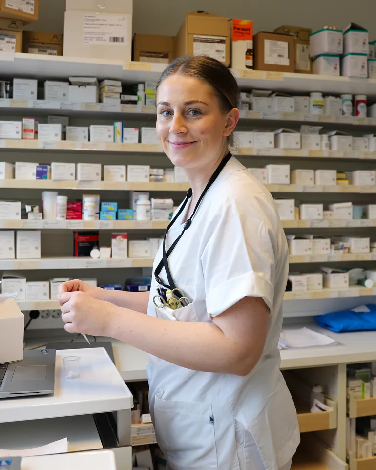 sykepleier på medisinrom