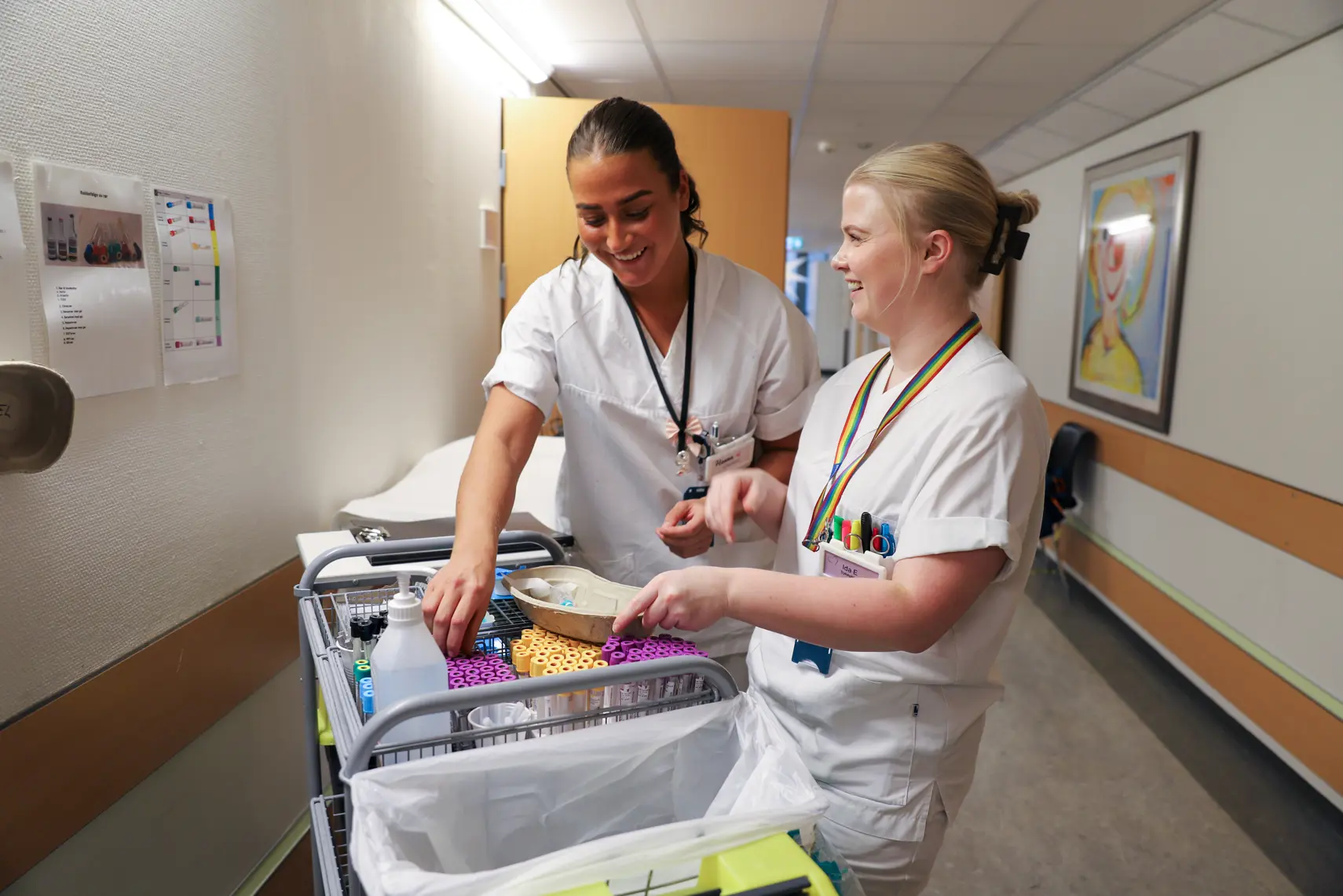 to sykepleiere fikser utstyr