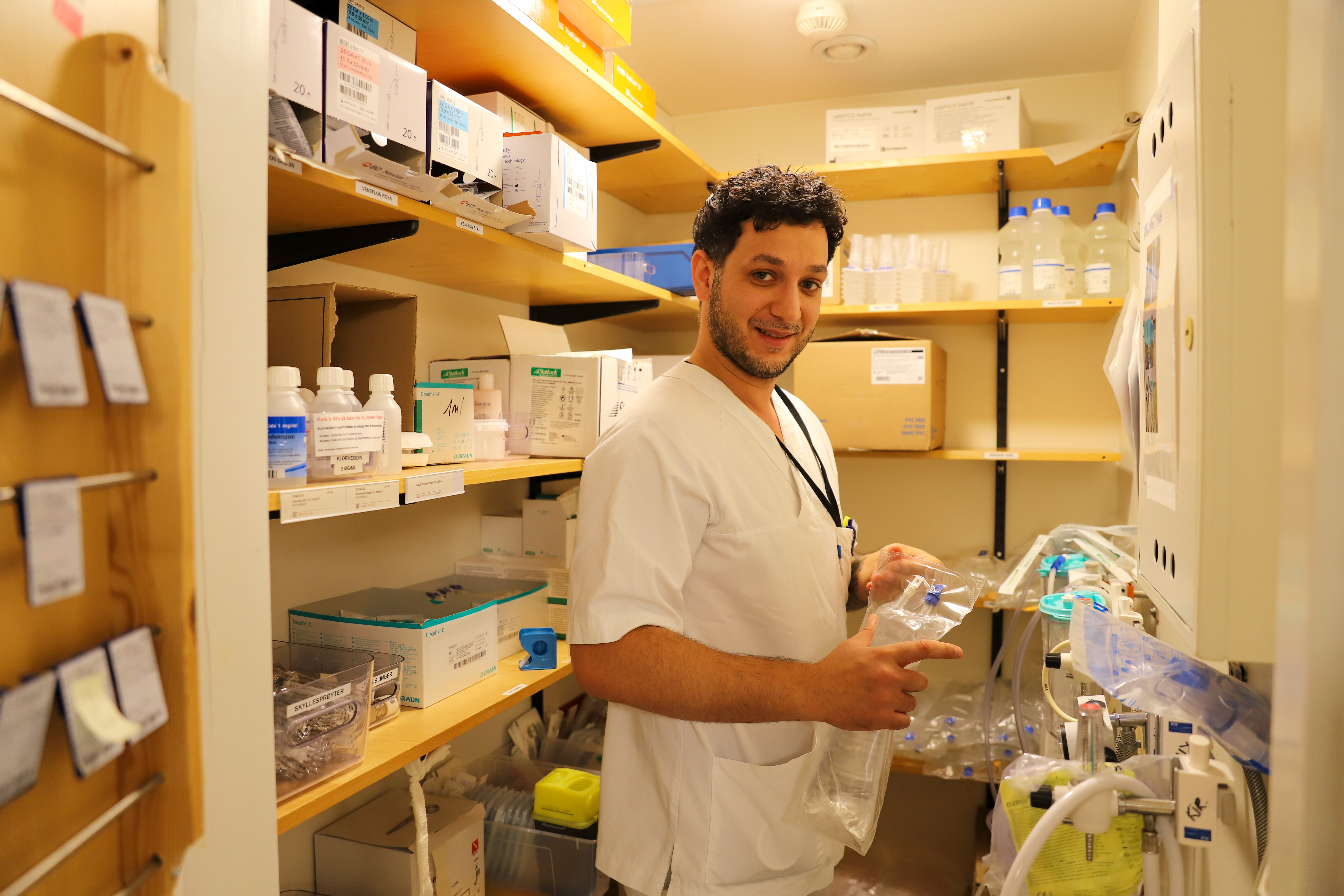 sykepleier ordner utstyr