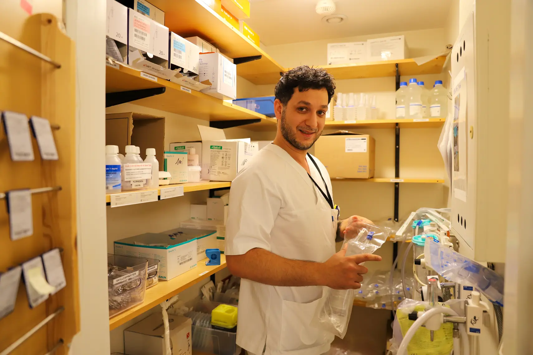 sykepleier ordner utstyr