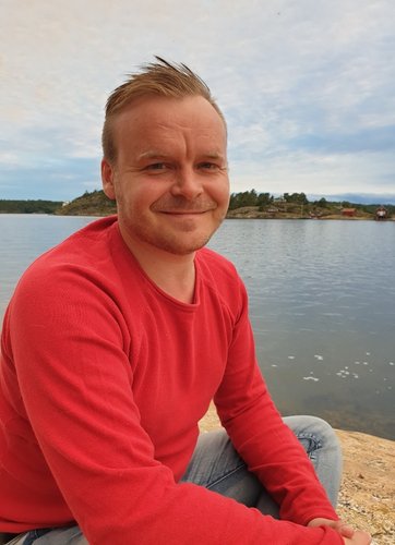 En person som sitter på en strand