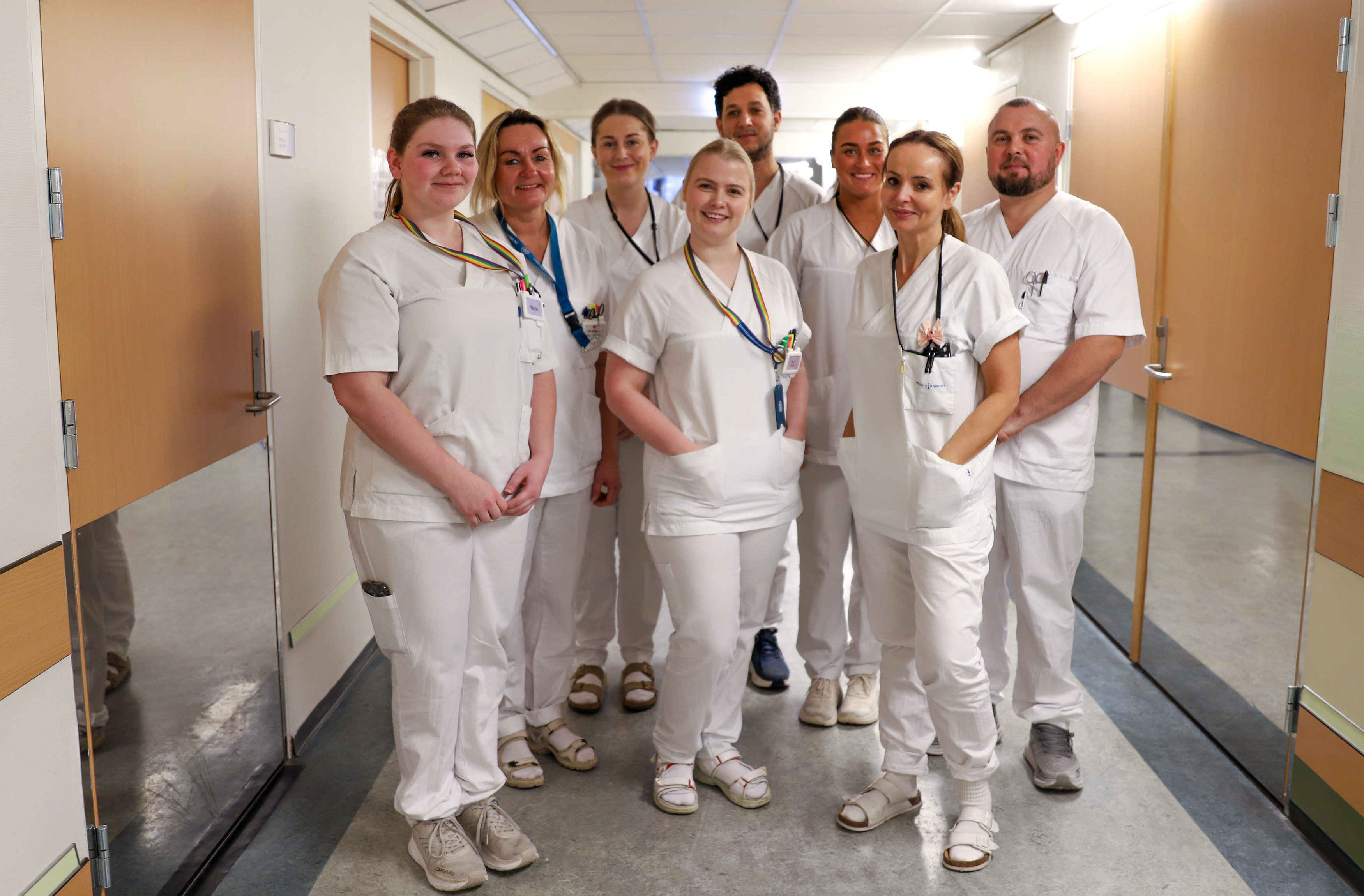 En gruppe mennesker i hvite laboratoriefrakker