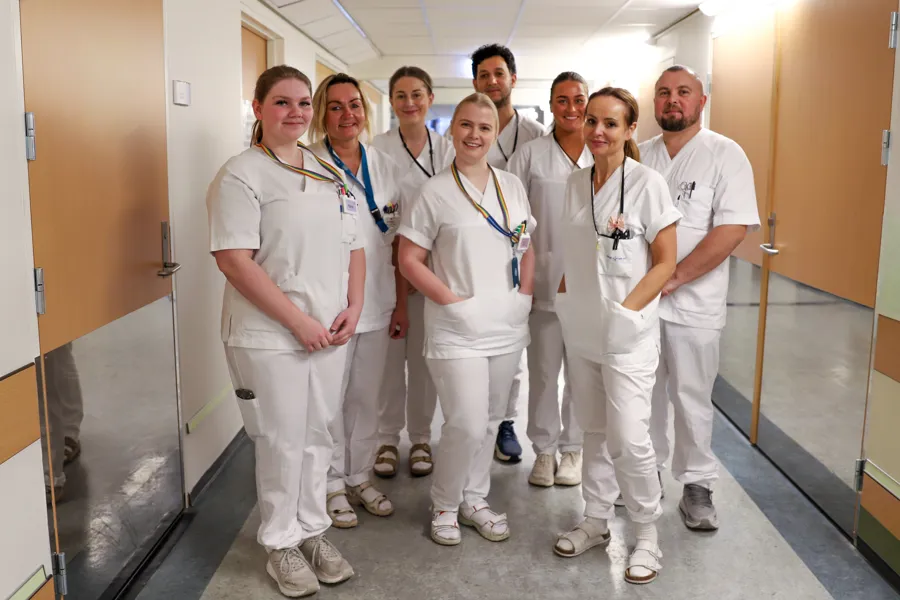 En gruppe mennesker i hvite laboratoriefrakker