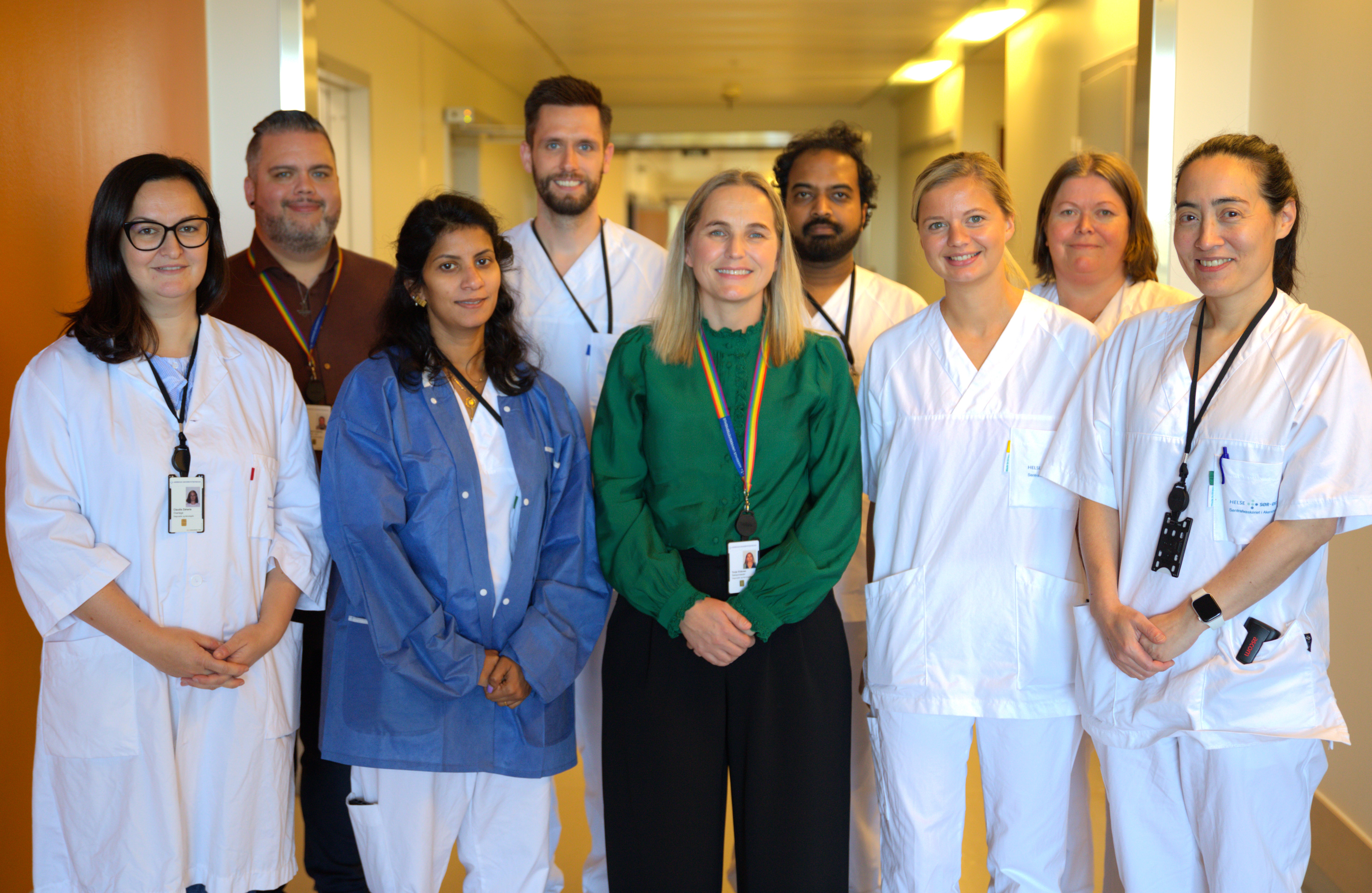 En gruppe mennesker som poserer for et bilde