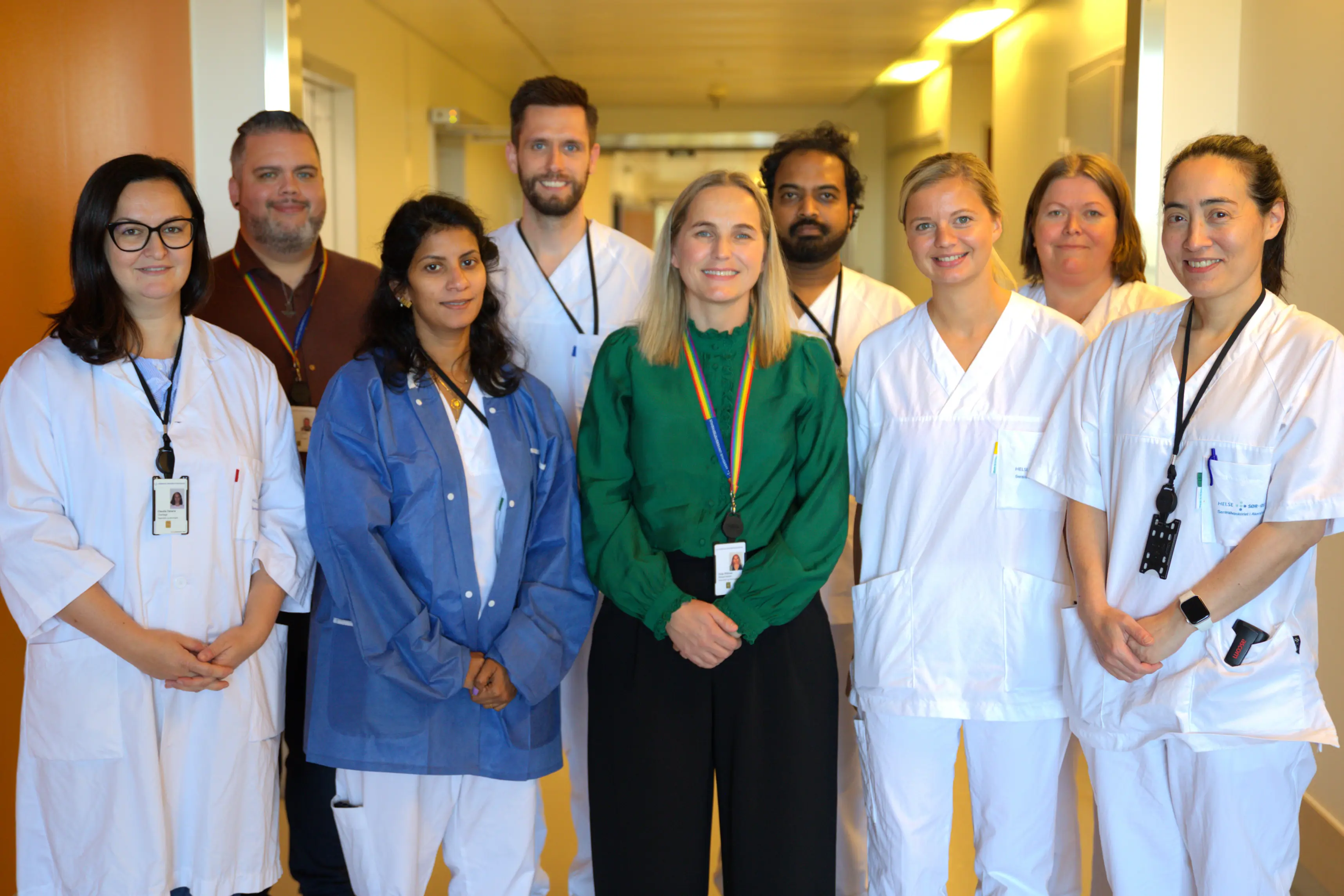 En gruppe mennesker som poserer for et bilde