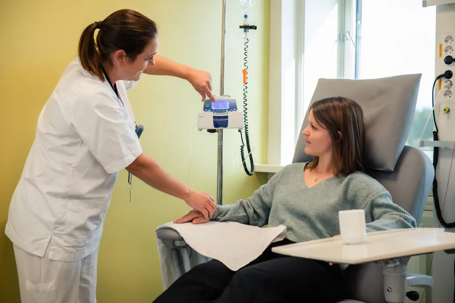 En lege som tar seg av en pasient