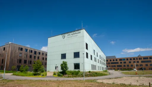 En stor bygning med parkeringsplass