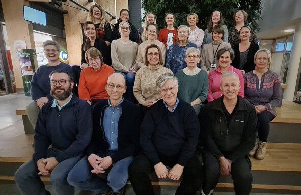 En gruppe mennesker som sitter på en benk