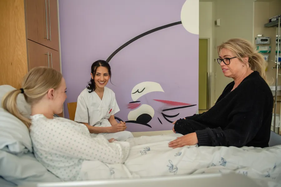 En person som viser en person noe på skjermen