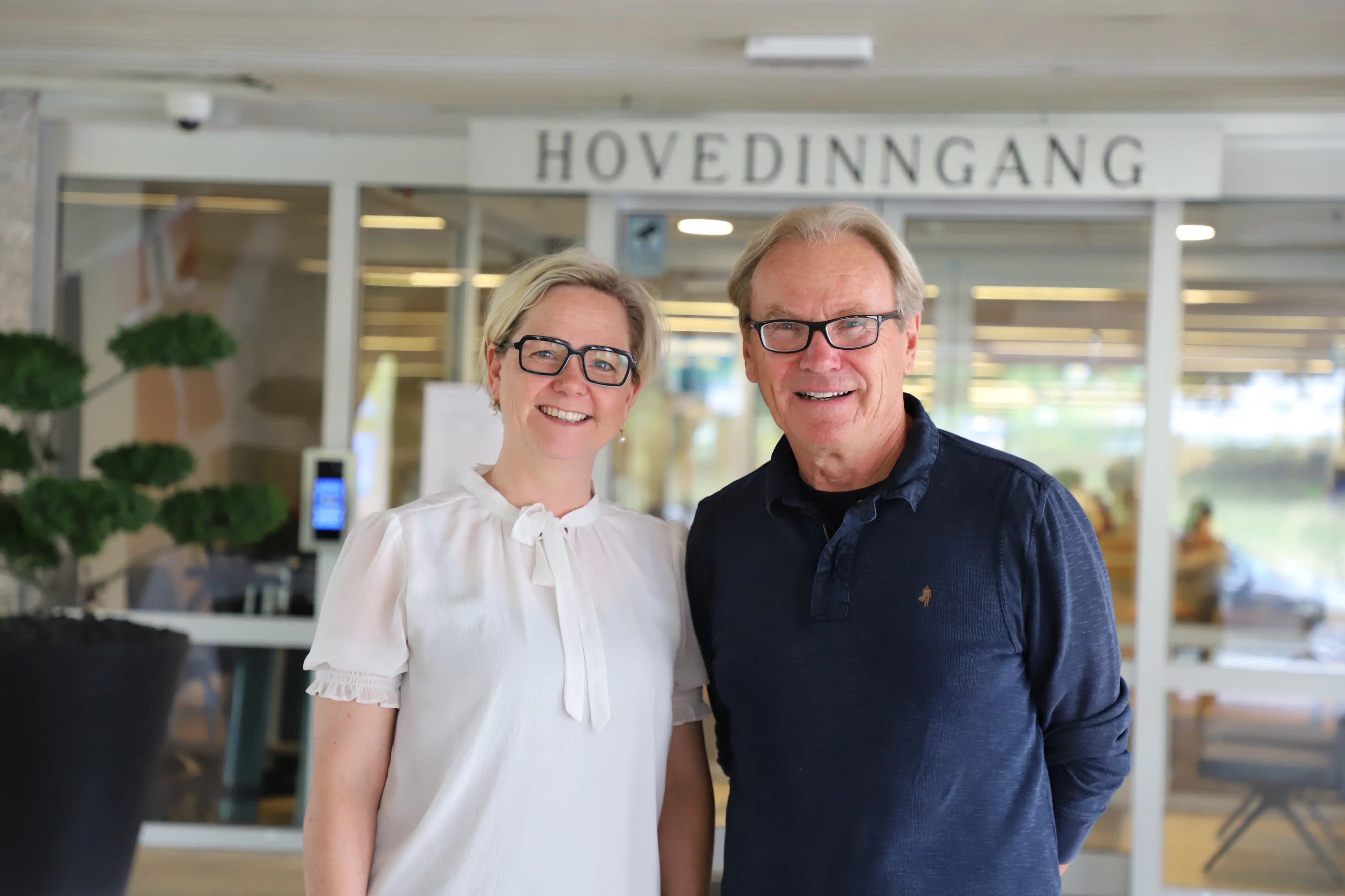 Kvinne og mann utenfor hovedinngang på sykehus.